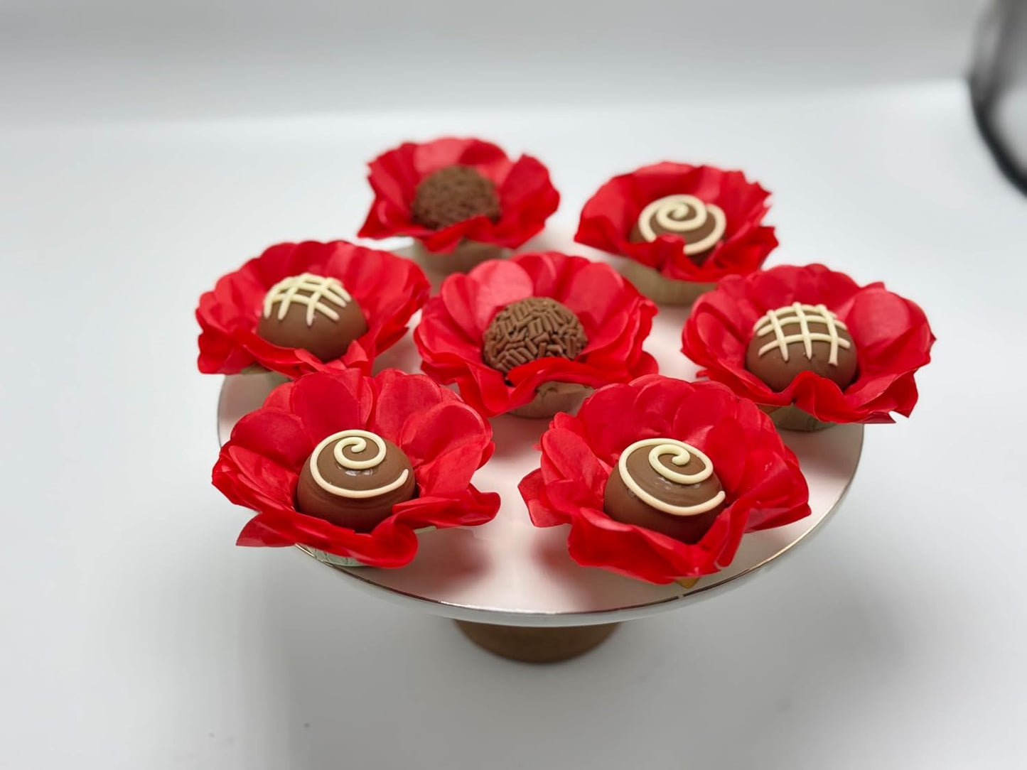 Handmade Paper Truffle Cups | Truffle Liners | Truffle Wrappers | Fominhas | Candy cups for chocolate | Forminhas de Brigadeiro | Candy liners - Pack of 20 - (Paper, Crimson Red)