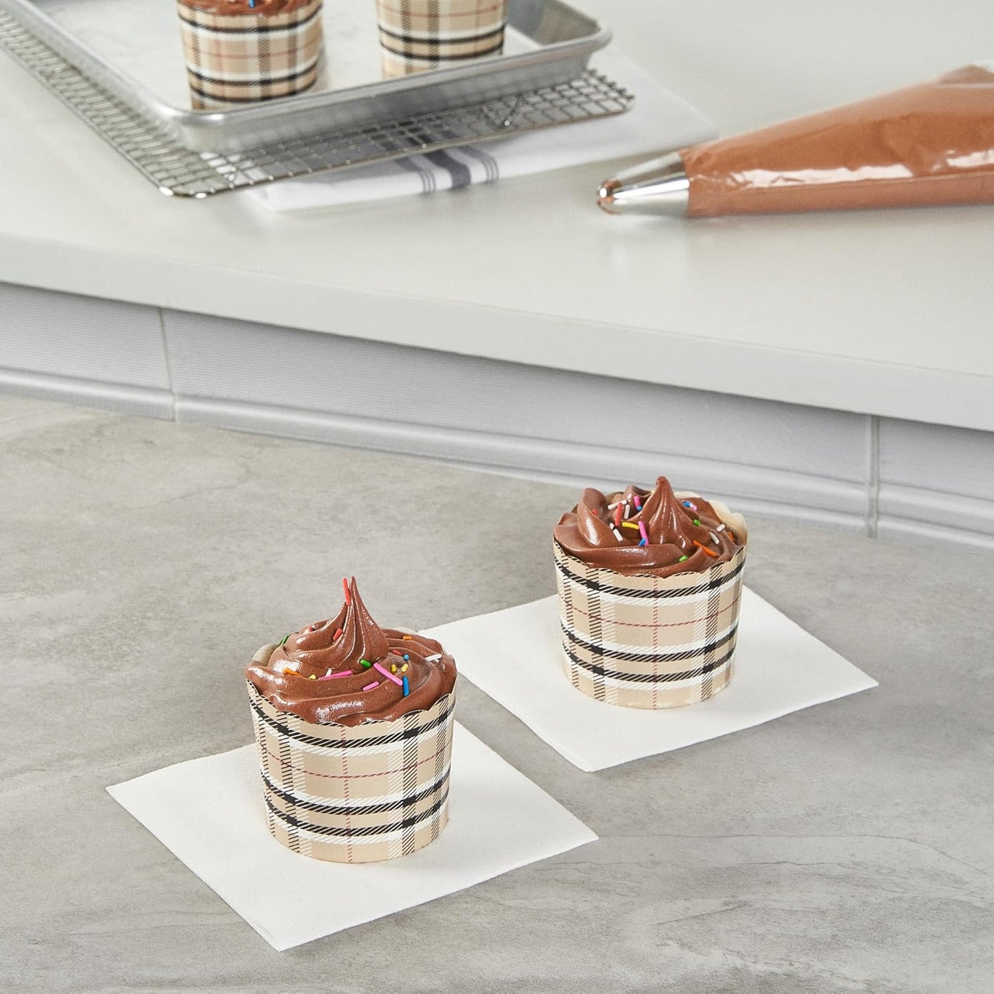 Panificio 6 Ounce Cupcake Wrappers, 200 Scalloped Baking Cups - Oven-Ready, Greaseproof, Plaid Paper Cupcake Liners, Disposable, For Birthdays, Baby Showers, Or Weddings - Restaurantware