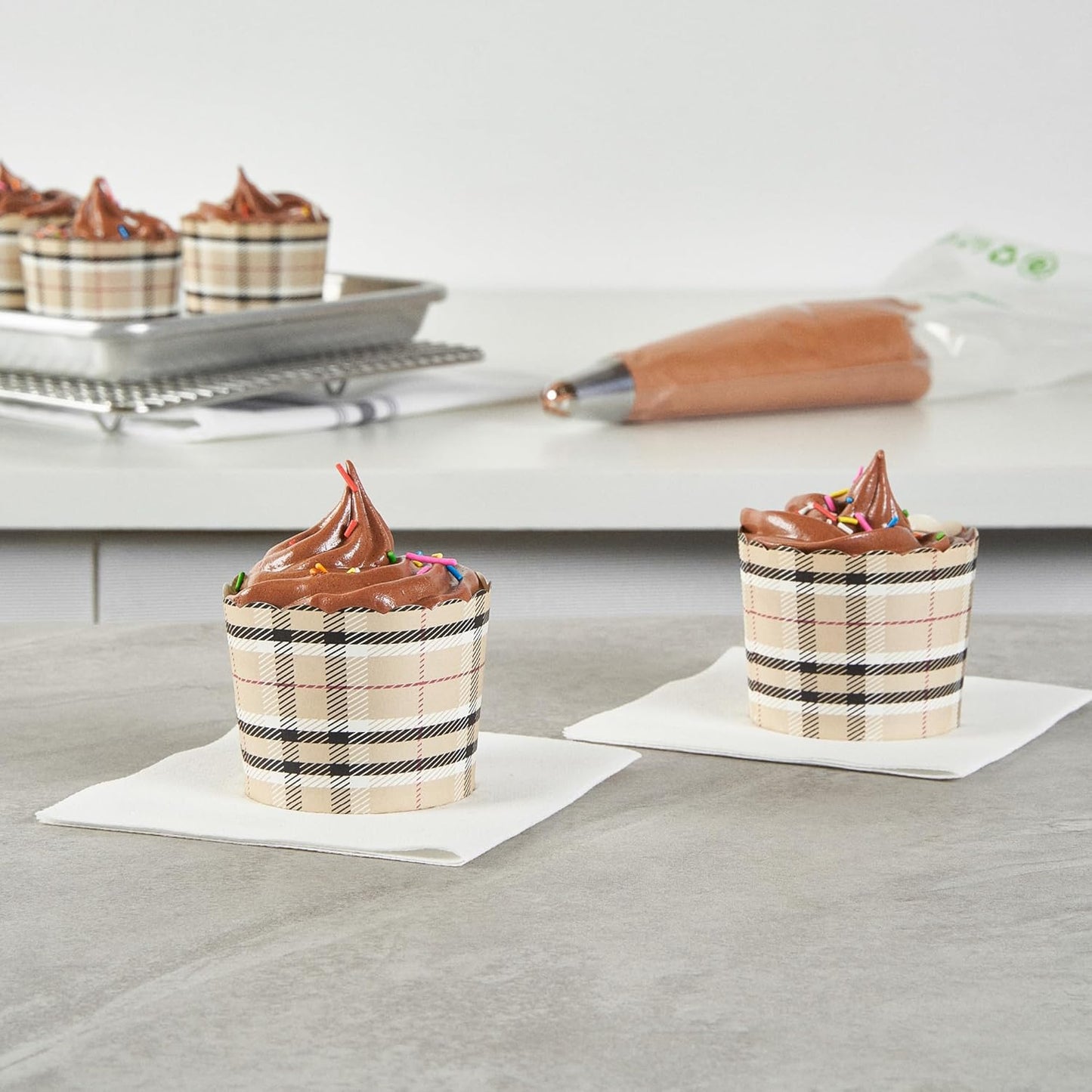 Panificio 6 Ounce Cupcake Wrappers, 200 Scalloped Baking Cups - Oven-Ready, Greaseproof, Plaid Paper Cupcake Liners, Disposable, For Birthdays, Baby Showers, Or Weddings - Restaurantware