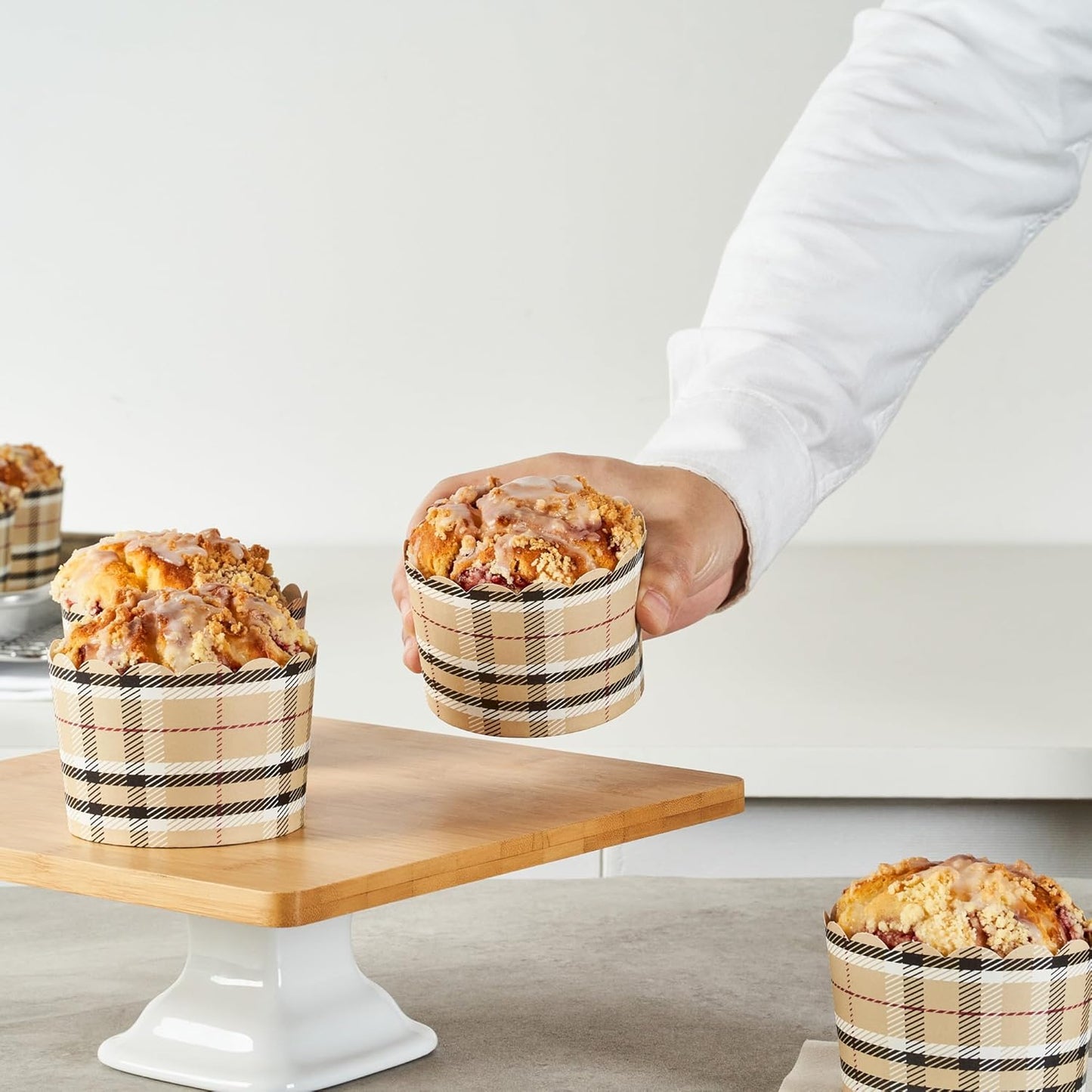 Panificio 10 Ounce Cupcake Wrappers, 200 Scalloped Baking Cups - Oven-Ready, Greaseproof, Plaid Paper Cupcake Liners, Disposable, For Birthdays, Baby Showers, Or Weddings - Restaurantware